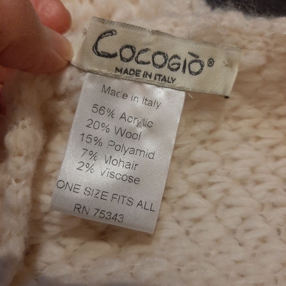 Cocogio Knit Poncho - Picture 6 of 10